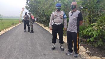 Anggota Polri Ikut Amankan Jalannya Penutupan TMMD Bojonegoro Balai Desa Ngrancang